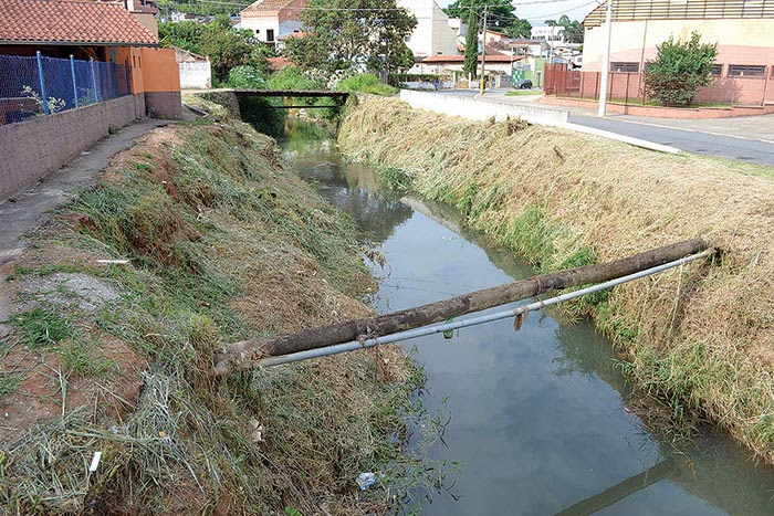 Prefeitura realiza limpeza em mais um trecho do Rio do Guaçu Prefeitura realiza limpeza em mais um trecho do Rio do Guaçu