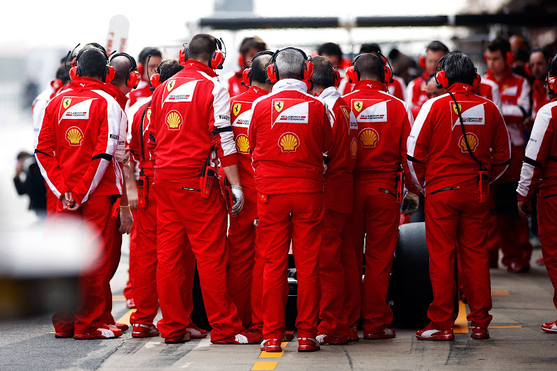 механики Ferrari на пит-стопе на предсезонных тестах в Барселоне - февраль 2013
