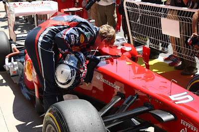 Себастьян Феттель заглядывает внутрь болида Ferrari после квалификации на Гран-при Европы 2011