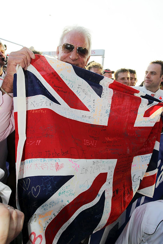 Джон Баттон держит британский флаг с пожеланиями болельщиков на Гран-при Австралии 2012
