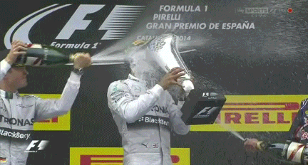 Льюиса Хэмилтона обливает себя шампанским из кубка на подиуме Гран-при Испании 2014