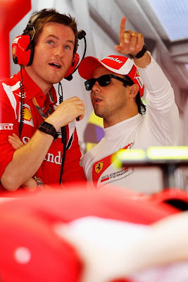 Фелипе Масса указывает на что-то пальцем Робу Смедли на Гран-при Италии 2011
