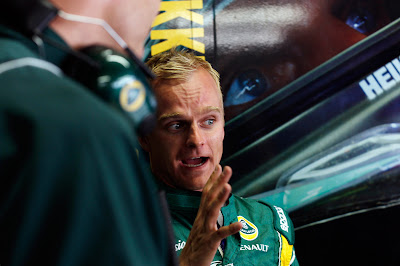 Хейкки Ковалайнен что-то объясняет своим механикам на Гран-при Бразилии 2011