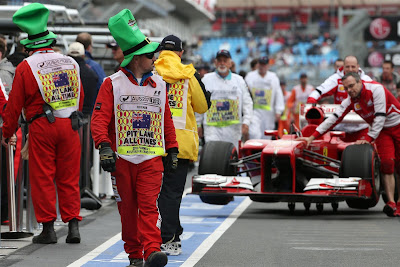 маршалы в ирландских шапках в честь Дня святого Патрика на Гран-при Австралии 2013