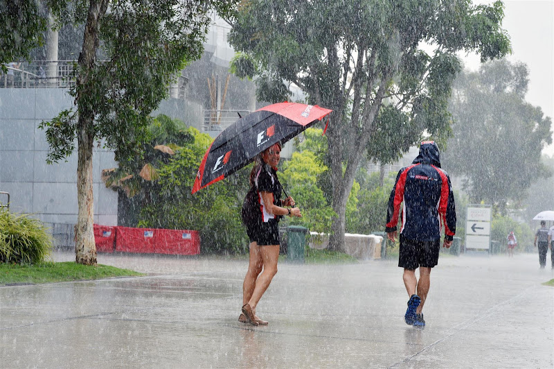 Натали Пинкхэм с зонтиком под дождем на Гран-при Малайзии 2013