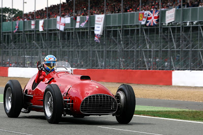Фернандо Алонсо за рулём Ferrari 375 перед Гран-при Великобритании 2011
