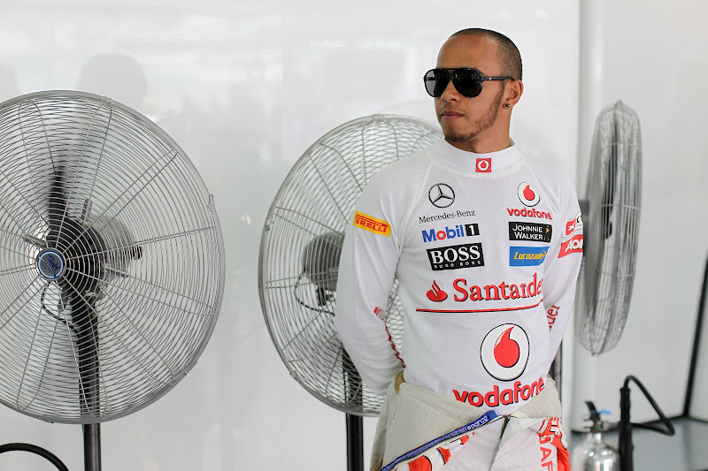 Льюис Хэмилтон и большой вентилятор позади него на Гран-при Малайзии 2012