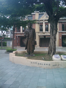蔣渭水生先銅像