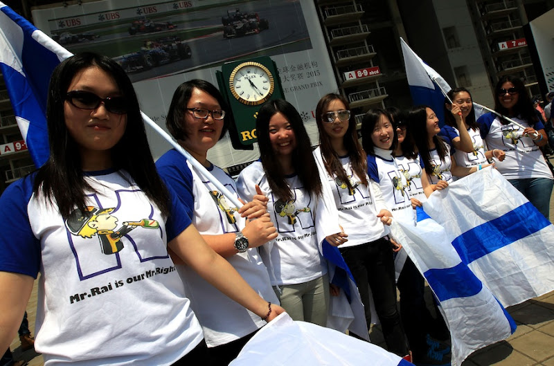 болельщицы Кими Райкконена в футболках на Гран-при Китая 2013