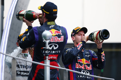 Марк Уэббер и Себастьян Феттель пьют шампанское на подиуме Гран-при Малайзии 2013