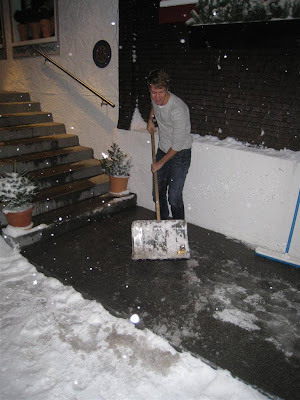 Себастьян Феттель с лопатой перед отелем Rote Wand 30 декабря 2011