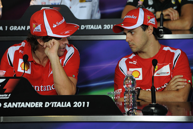 Фернандо Алонсо и Фелипе Масса разговаривают на пресс-конференции Гран-при Италии 2011 в Монце
