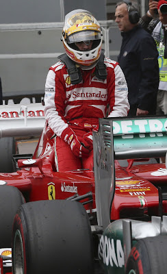Фернандо Алонсо вылазит из болида Ferrari после квалификации на Гран-при Монако 2013