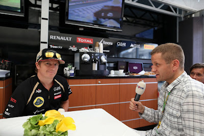 Кими Райкконен дает интервью на Гран-при Италии 2012