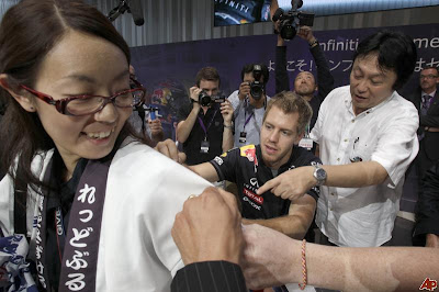 Себастьян Феттель оставляет автограф на рубашке болельщицы на Гран-при Японии 2011