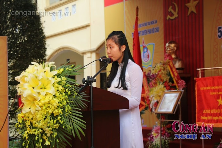 Em Hoàng Thị Trang - học sinh lớp 12C3, HS giỏi quốc gia hai năm liên tiếp (2013-2014), gương mặt trẻ tiêu biểu Nghệ An, thay mặt học sinh toàn trường phát biểu cảm tưởng