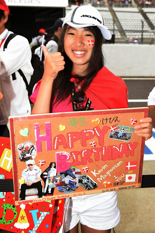 болельщица поздравляет Кевина Магнуссена с днем рождения на Гран-при Японии 2014