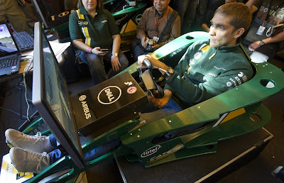 Виталий Петров за рулем симулятора Caterham перед Гран-при США 2012