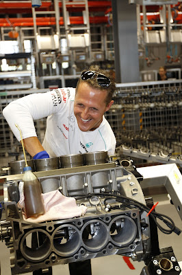 Михаэль Шумахер собирает двигатель Mercedes AMG перед Гран-при Германии 2012