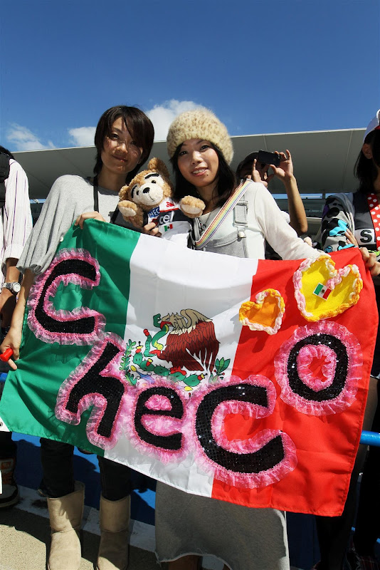 болельщицы Серхио Переса на Гран-при Японии 2012