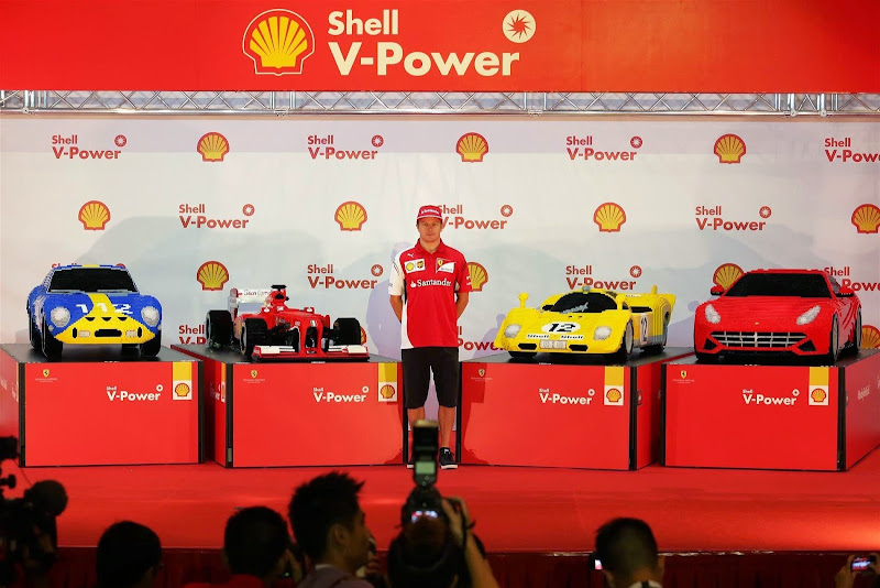 Кими Райкконен и машины Ferrari из лего на Гран-при Сингапура 2014