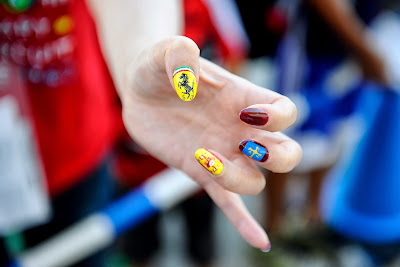 болельщица Ferrari с разукрашеными ногтями на Гран-при Японии 2013
