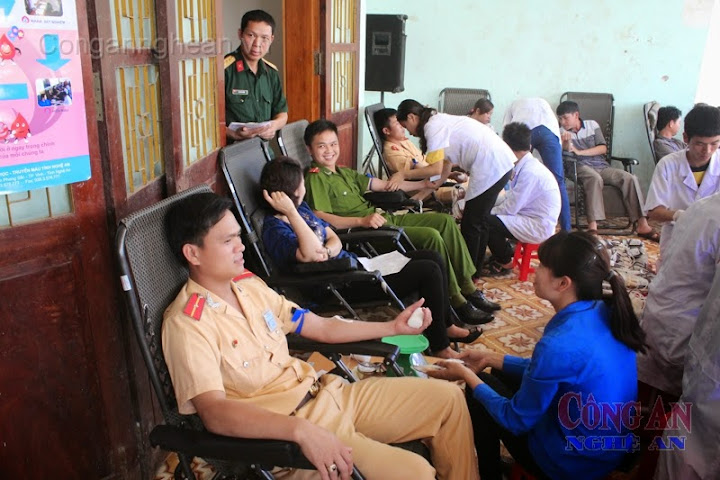 Các ĐVTN thuộc lực lượng vũ trang hăng hái tham gia hiến máu cứu người