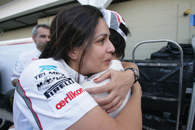 Мониша Кальтенборн крепко обнимает Камуи Кобаяши на Гран-при Бразилии 2011