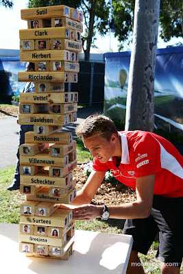 Макс Чилтон играет в Дженгу перед Гран-при Австралии 2013