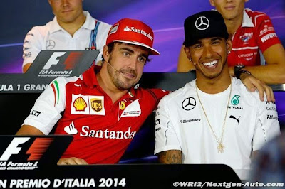обнимашки Фернандо Алонсо и Льюис Хэмилтон на пресс-конференции в четверг на Гран-при Италии 2014