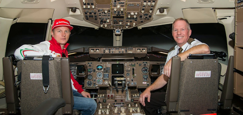 Кими Райкконен на симуляторе Boeing 757 в Луисвилле 29 октября 2014