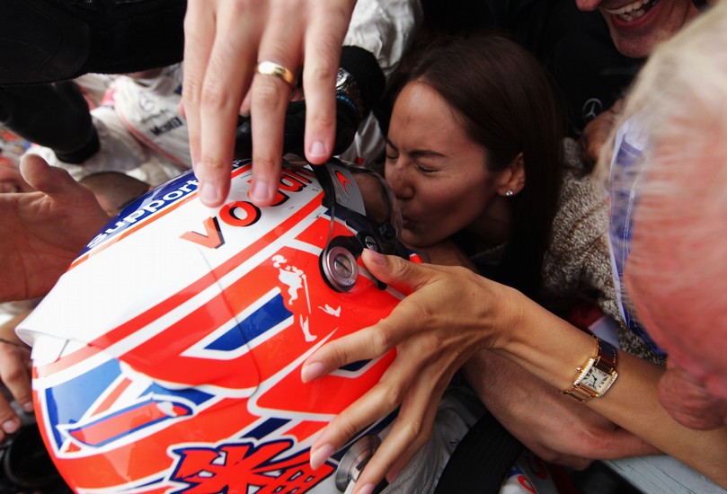 Джессика Мичибата целует Дженсона Баттона в шлем после его победы на Хунгароринге на Гран-при Венгрии 2011