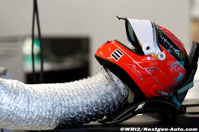 шлем Михаэля Шумахера охлаждается на Гран-при Сингапура 2011