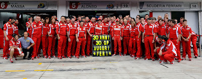 общее фото в честь 30-летия Фернандо Алонсо в окружении Ferrari у боксов на Гран-при Венгрии 2011