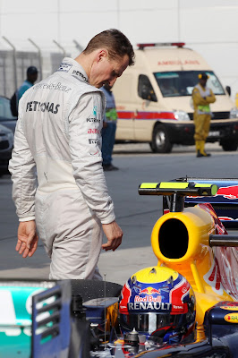 Михаэль Шумахер обходит болид Red Bull Марка Уэббера после квалификации на Гран-при Малайзии 2012