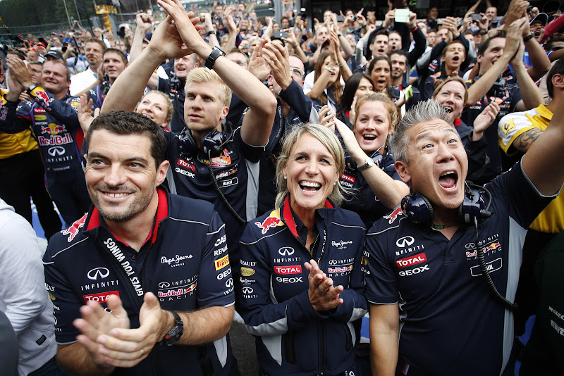 Red Bull празднует победу в Спа на Гран-при Бельгии 2013