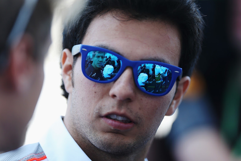 Серхио Перес в синих очках и отражение Себастьяна Феттеля на Гран-при Германии 2013
