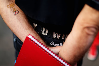 Эдриан Ньюи с татуировкой золотого кубка на руке на Гран-при Кореи 2012