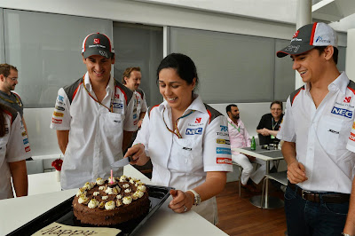 Мониша Кальтенборн разрезает торт на Гран-при Испании 2014