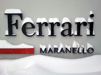 вывеска Ferrari под снегом в Маранелло 2 ферваля 2012