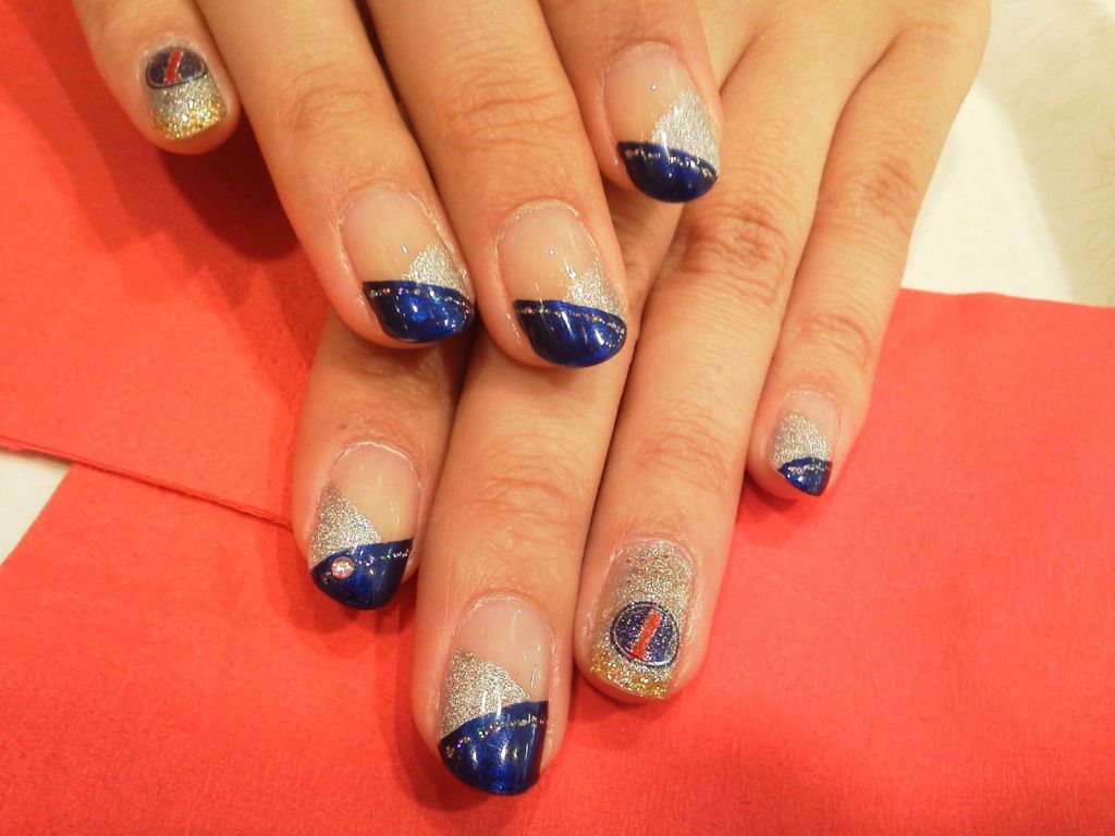 раскраска ногтей болельщицы в цвета Red Bull для Гран-при Японии 2011