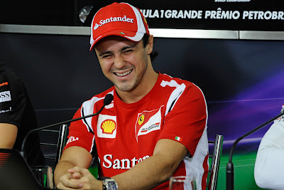 смеющийся Фелипе Масса на пресс-конференции Гран-при Бразилии 2011
