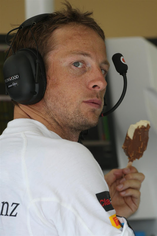 Дженсон Баттон кушает мороженку на Гран-при Венгрии 2013