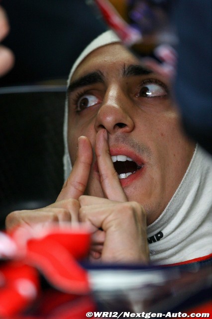 Себастьян Буэми с поднятыми указательными пальцами общается с механиками на Гран-при Германии 2011