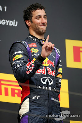 Даниэль Риккардо показывает палец на подиуме Гран-при Венгрии 2014