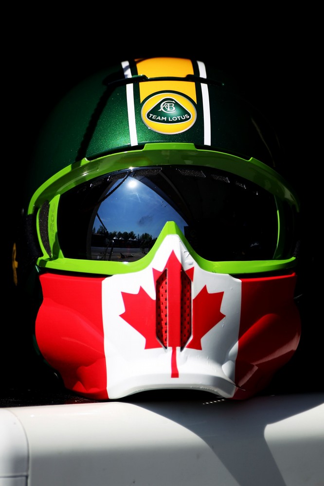специальная версия шлема механика Team Lotus на Гран-при Канады 2011 с символикой флага