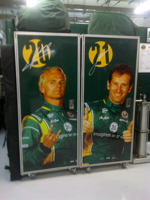 изображения пилотов Team Lotus Хейкки Ковалайнена и Ярно Трулли на Гран-при Индии 2011