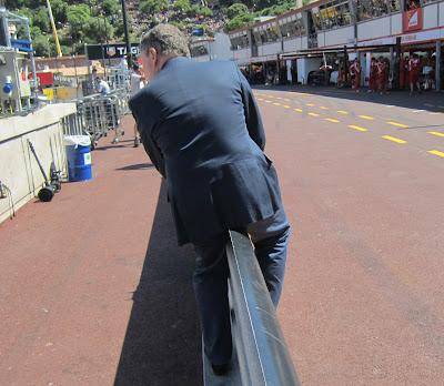Жан Тодт пытается перелезть через барьер безопасности на Гран-при Монако 2011