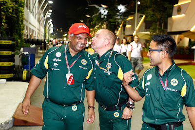 Майк Гаскойн лезет целоваться к Тони Фернандесу - Риад Асмат наблюдает на Гран-при Сингапура 2011
