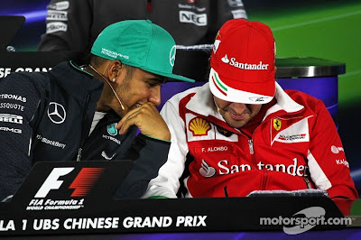 Льюис Хэмилтон и Фернандо Алонсо на пресс-конференции в четверг на Гран-при Китая 2014
